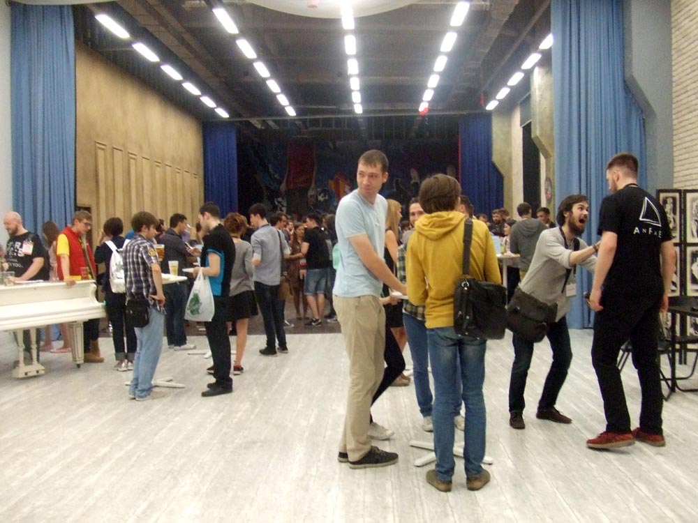 Разработчик справа очень возбужден