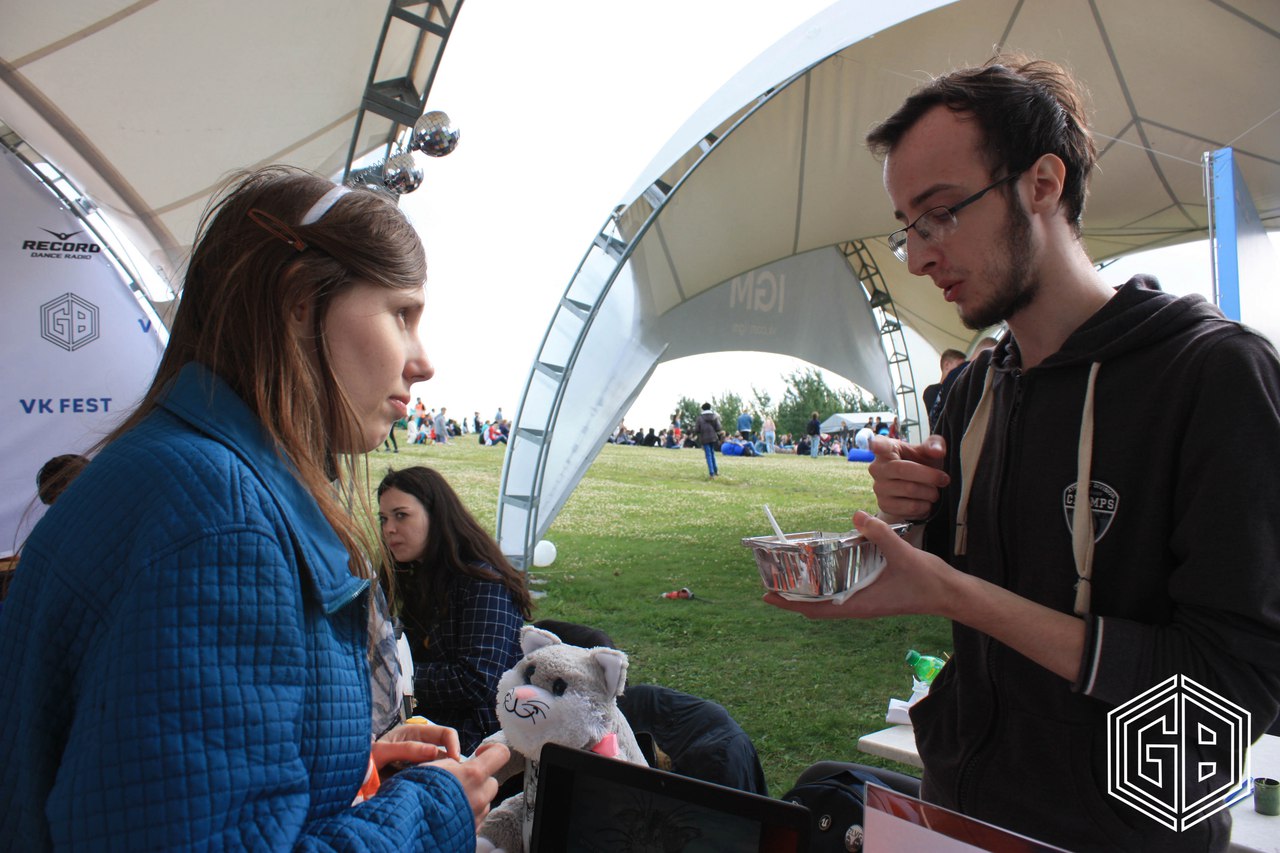 Дима, ты что там ешь? Это бесплатно тебе досталось али нет?