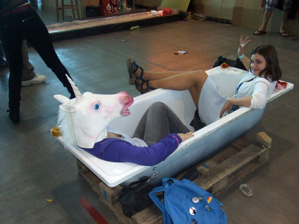 Амфи закадрил какую-то девушку